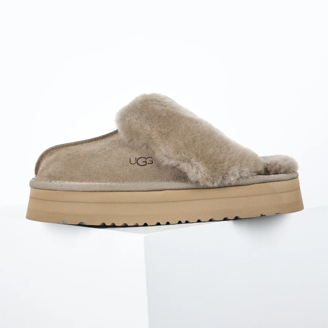 Pick up locally 💰520, the core recommendation is good price UGG Coquette three-layer thickened lazy slippers, popular Xiaohongshu style, Henan Longfeng leather production, sheepskin and wool integration, top quality in the market, 2-3 cm cashmere insole, keeping warm in winter, suitable for home use. In the new year, uug launched a style series, which is partially geared towards the preferences of young consumers, and has also been at the forefront of fashion trends. Shoe body material, water-repellent coated suede upper 17mm UGGPURE™ implanted wool insole Lightweight non-slip comfortable rubber outsole With brand LOGO Trademark Comes with full packaging Size: 35 36 37 38 39 40